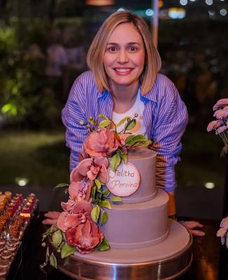 Sou Adelayde Bibianna, mas adoro ser chamada de Adê . Sou apaixonada  em realizar sonhos!