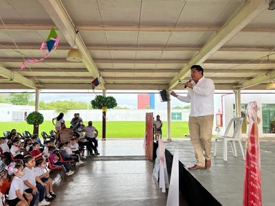 psicólogo samuel suarez en conferencia