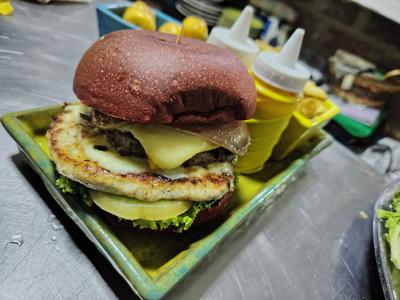 Hamburguesa mixta; con pan brioche de remolacha y papa casco.