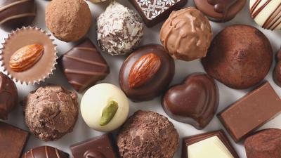Docinhos variados espalhados na mesa
