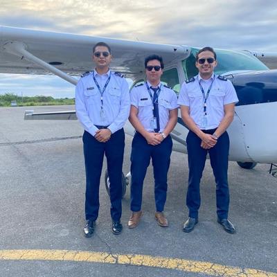 Formamos pilotos y profesionales aeronáuticos con preparación técnica y práctica de alto nivel.