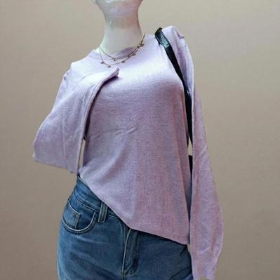 Chompita delgada, suave y de media estación. talla S/M de corte estándar.  Color lila   Precio 35 bs