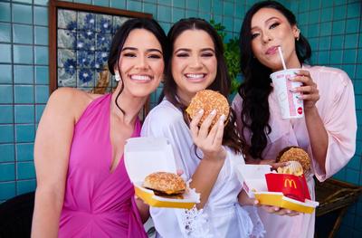 Sou Adelayde Bibianna, mas adoro ser chamada de Adê . Sou apaixonada  em realizar sonhos!