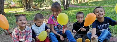 niñas y niños sonriendo